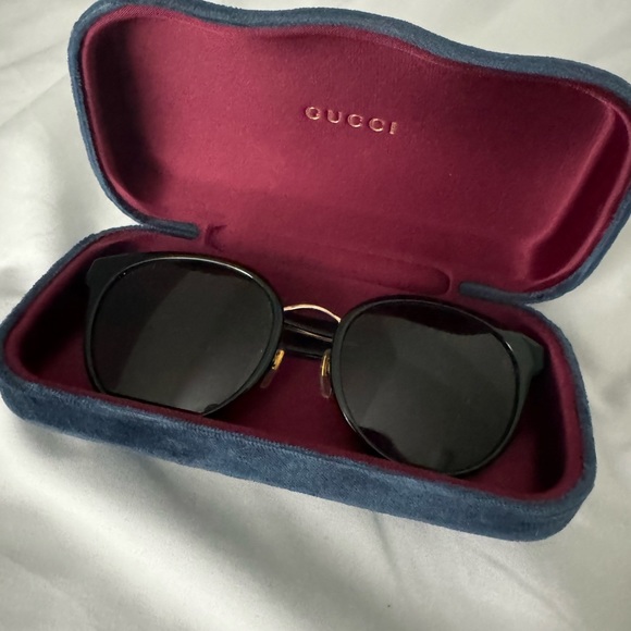 Black, round Gucci Sunglasses with red, white and blue stripes, Style GG0850s